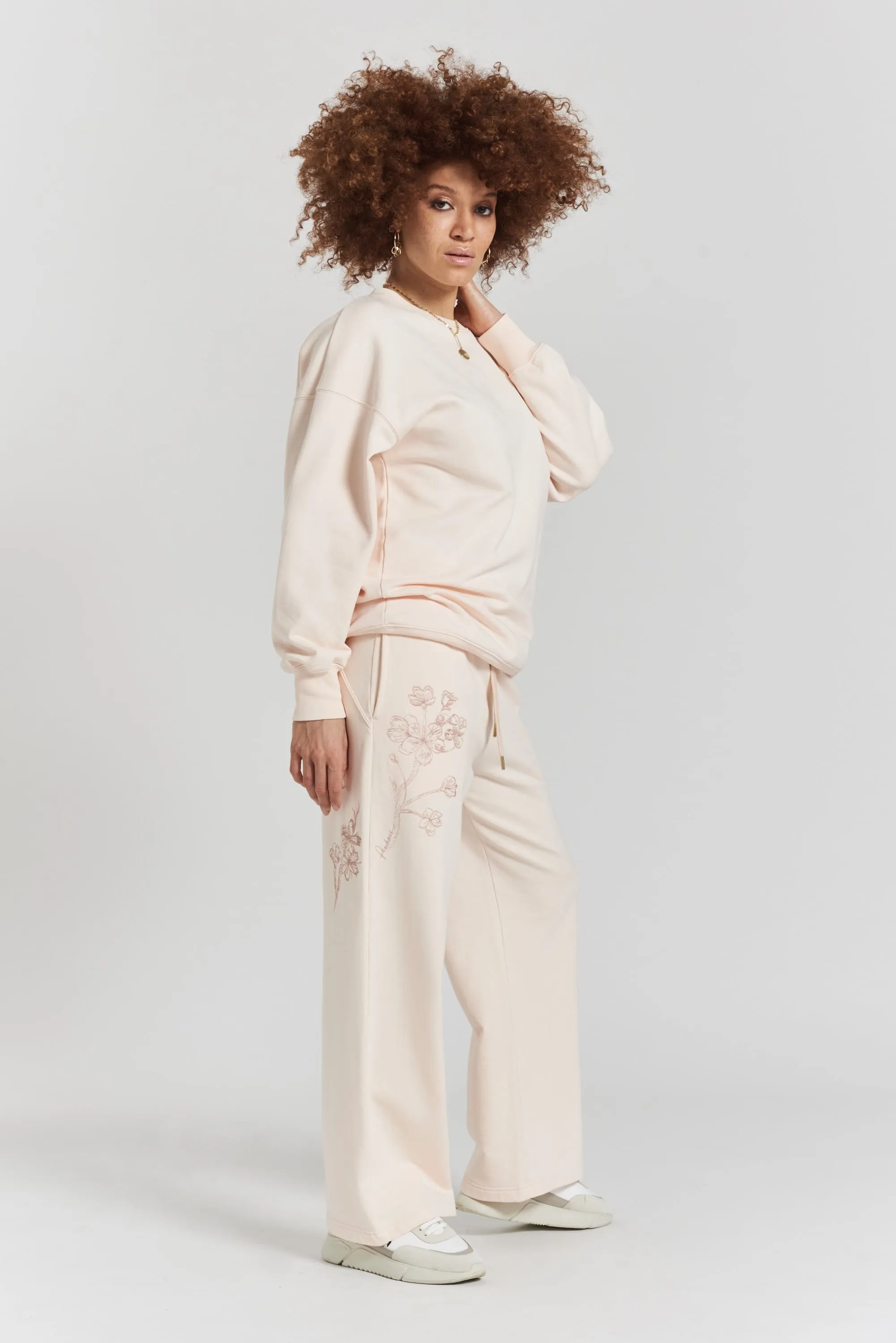 Sitka blossom-embroidered cotton joggers - Shoreline Peach