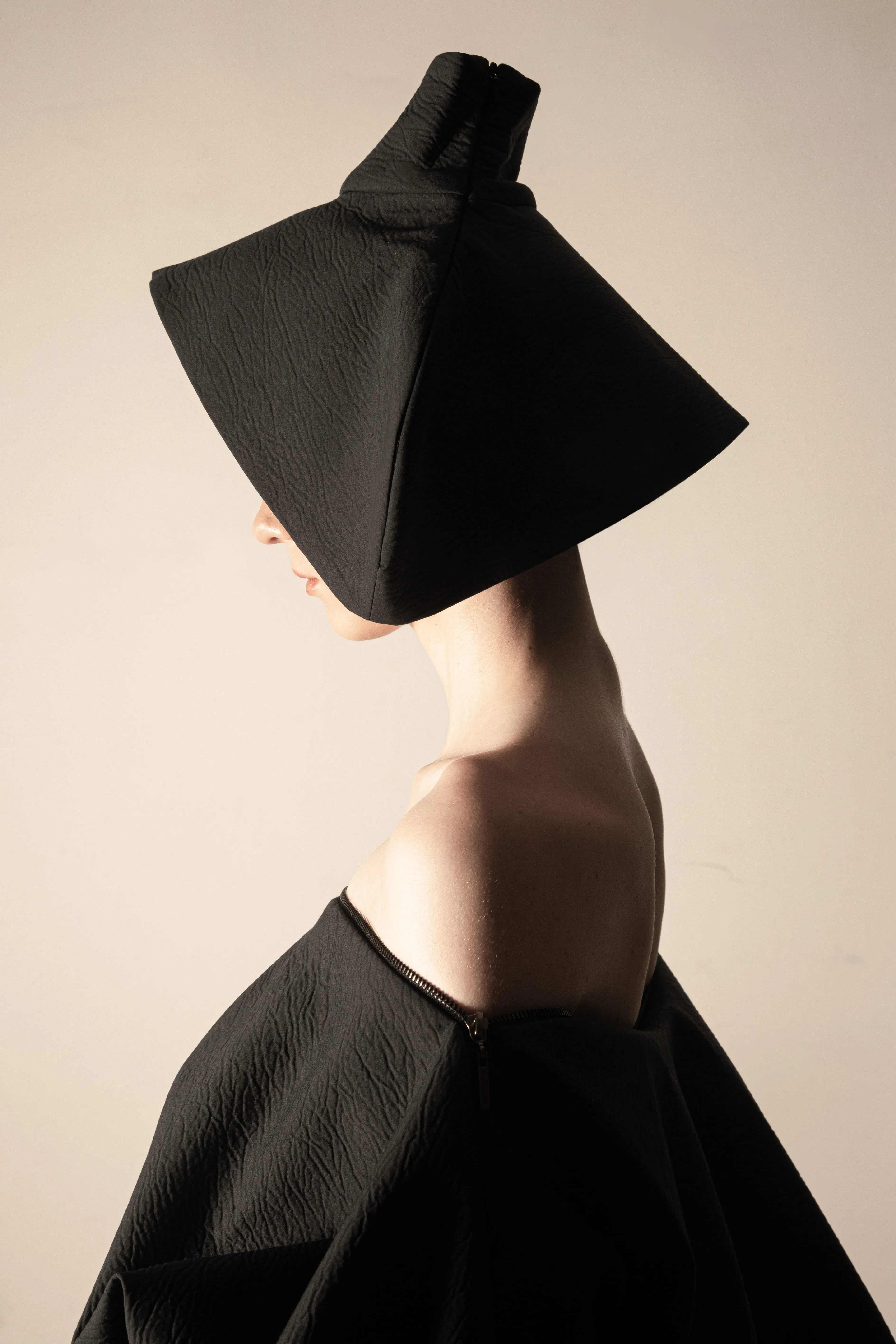 TERM 2-way transforming piece: collar/hat