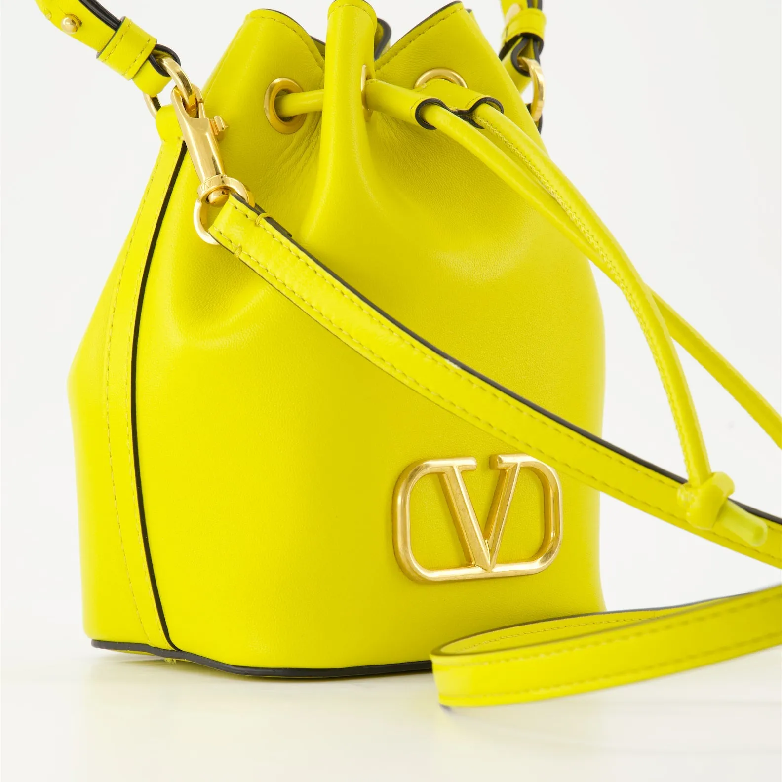 VLogo Signature Leather Bucket Bag